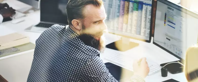 Empleado analizando datos para la seguridad de la información informática
