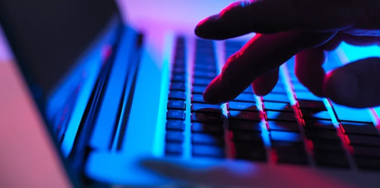 Ordinateur portable protégé par une solution de sécurité informatique contre le data exfiltration