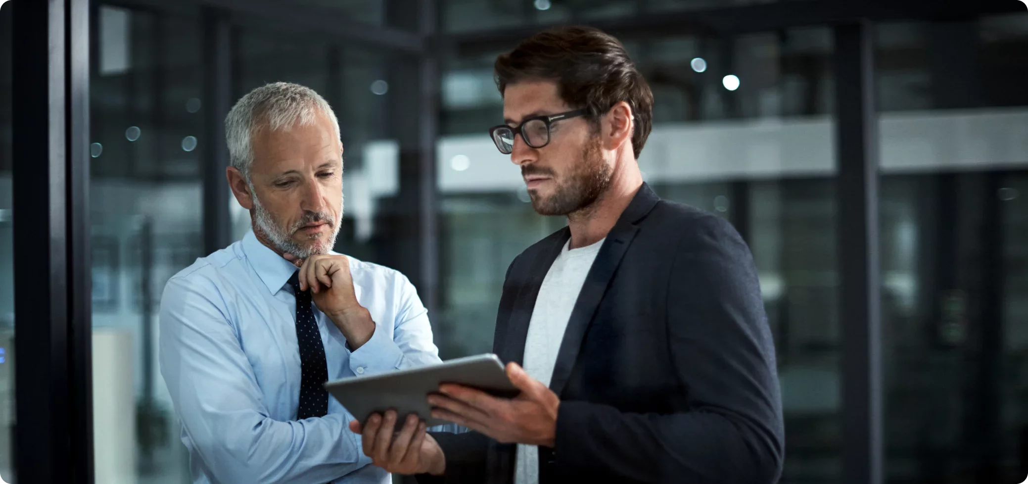 Manager aziendale che leggere report sulla sicurezza informatica