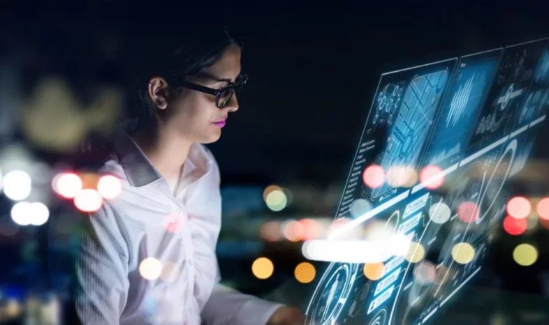 Une femme qui utilise un ordinateur et qui peut exfiltrer des données
